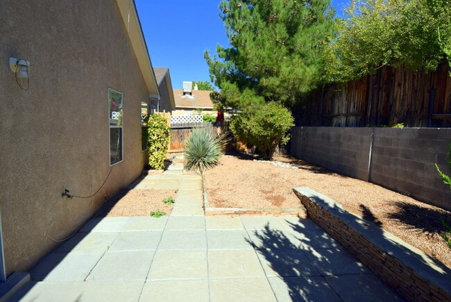 Building Photo - Great 3BR Home Near Cottonwood Mall!!