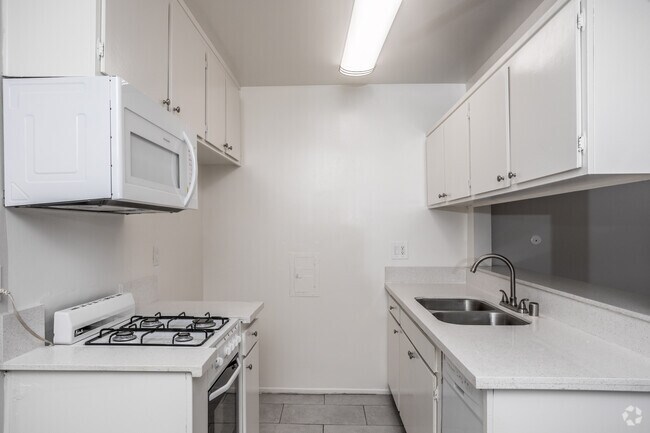 1BR, 1BA -725 SF - Terrace at the Village