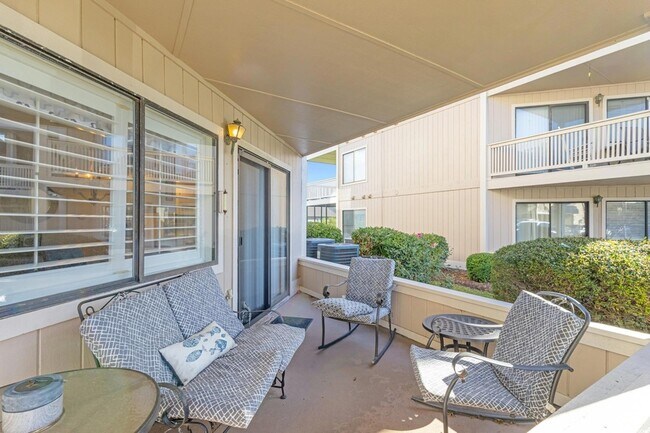 Building Photo - 4242 Pinehurst Cir