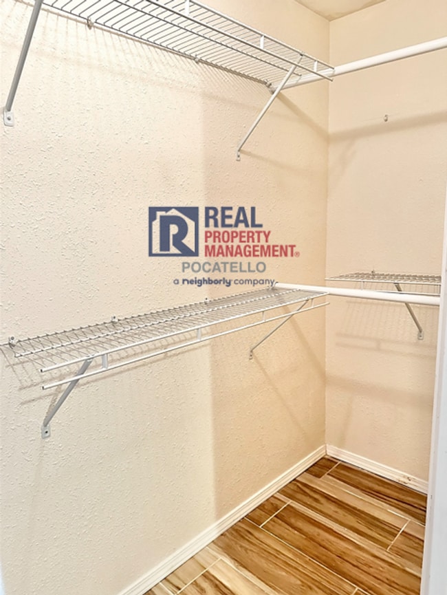 Building Photo - 5 Bedroom 3.5 Bath House - Pet Friendly