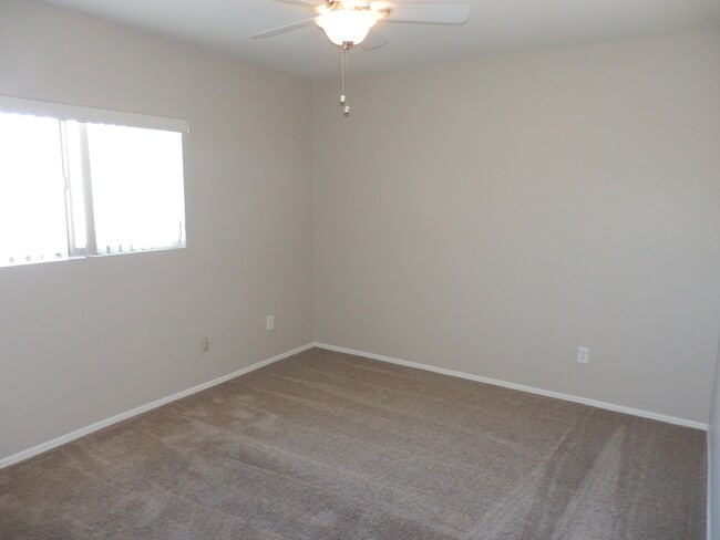 Building Photo - Spacious 2-Story Home with NEW Carpet and ...