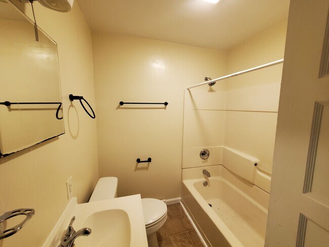 Building Photo - 3 Bedroom 2 Bathroom House