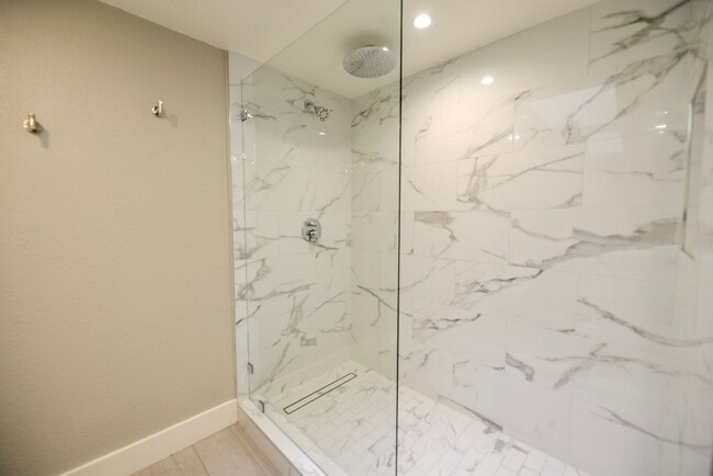 Building Photo - Fully Remodeled unit in the beautiful gate...