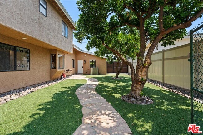 Building Photo - 6443 Matilija Ave