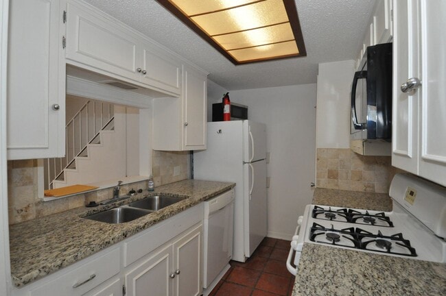 Building Photo - LOCATION! RENOVATED BATHROOM!