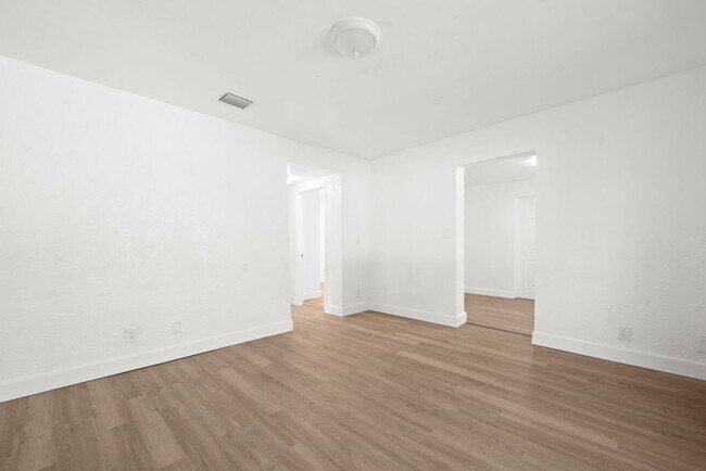 Building Photo - Spacious 1 Bed / 1 Bath Apartment Near Downtown Miami