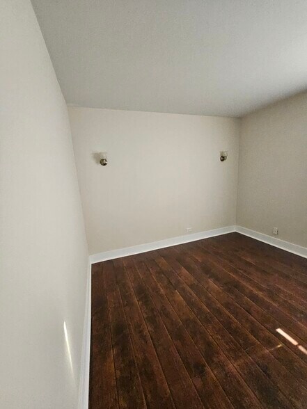 Building Photo - 1571 Cove Dr