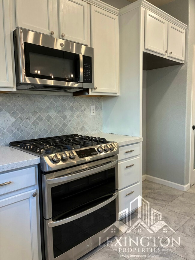 Building Photo - Elegant, 3BD/2.5BA, Sacramento Home in Nat...