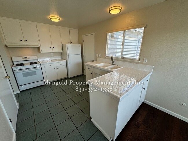 Building Photo - Great Home Located In Seaside Neighborhood with Fenced Back Yard!