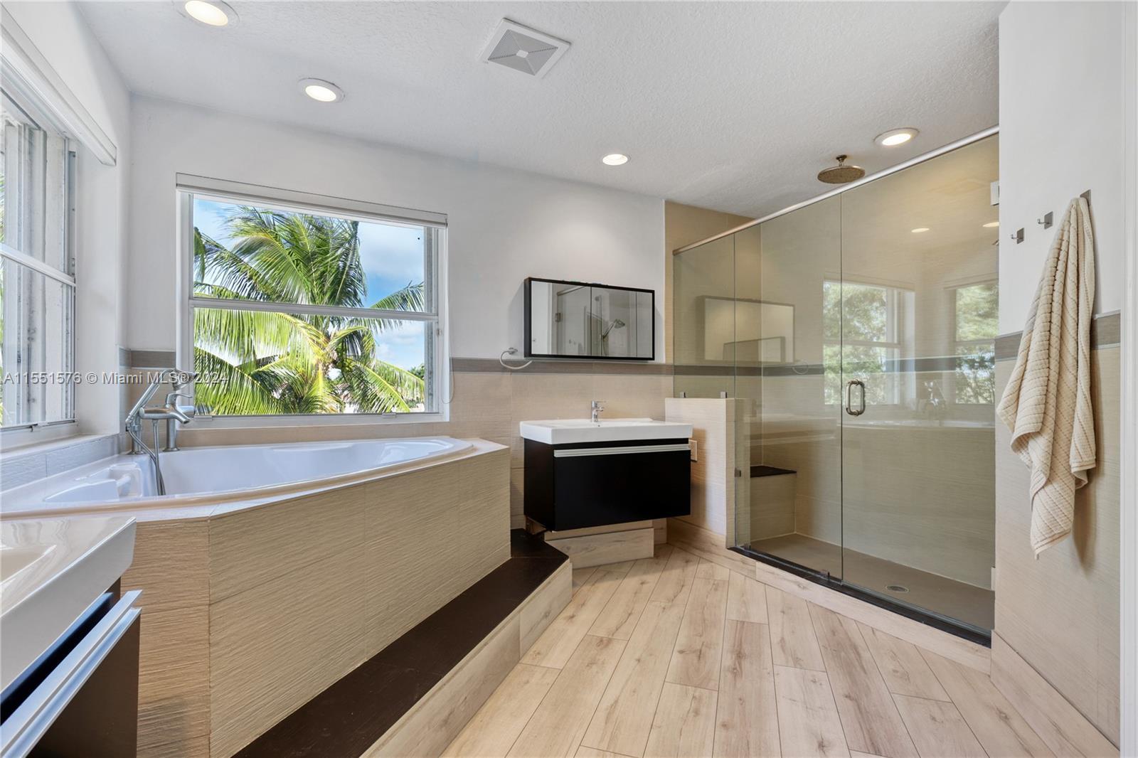 Building Photo - 926 Marina Dr