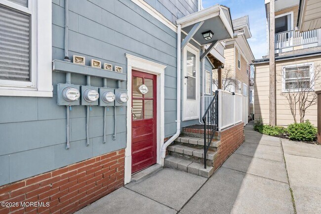 Building Photo - 123 Main Ave