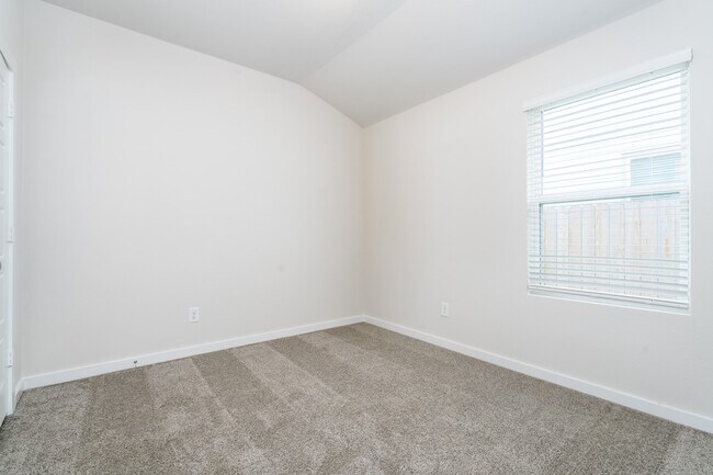 Building Photo - 246 Shore Pointe Ct
