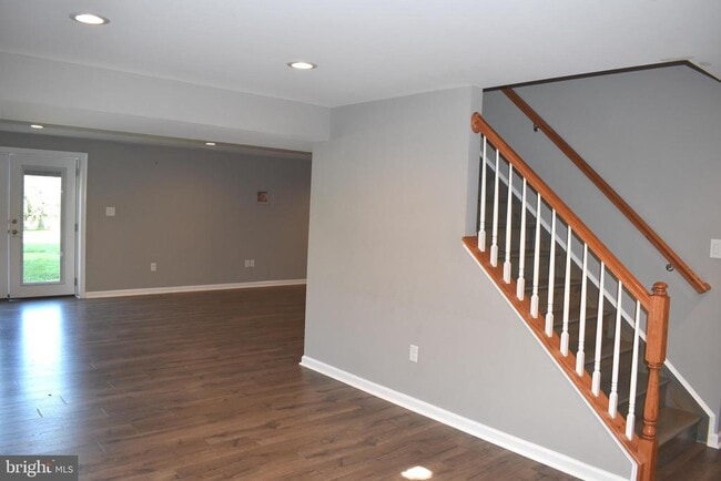 Building Photo - 2174 E Greenleaf Dr