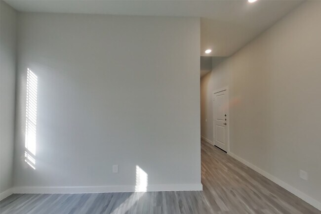 Building Photo - 9835 Willow Creek Commerce Dr