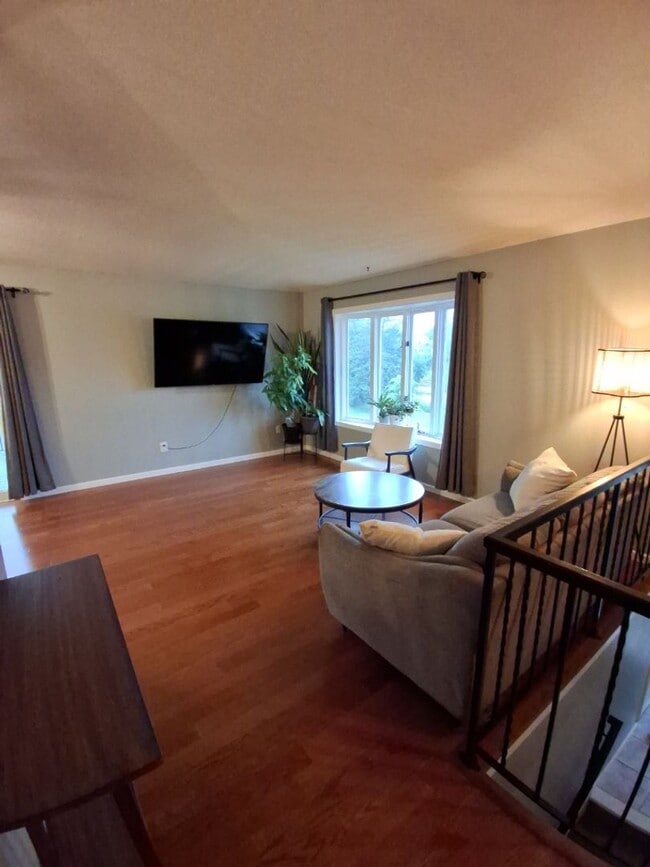 Building Photo - Open House 11/14/25 6-7pm! 3 Bedroom / 1.5...