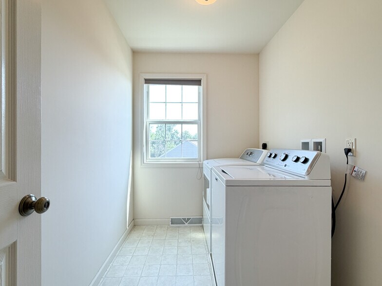 Building Photo - 271 Wildflower Dr