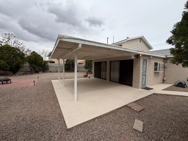 Building Photo - 3 Bedroom Updated Home Available Near Montano Rd NW & Unser Blvd NW!