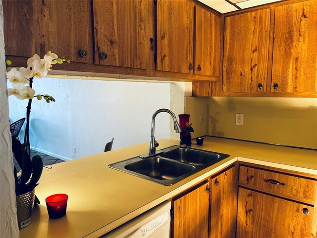 Building Photo - 111 Lake Emerald Dr