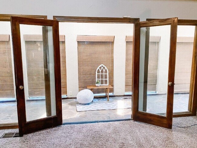 Building Photo - 4 or 5 bedroom and a bonus room with 4 baths for rent in SW OKC (Moore schools)!  Lots of space a...