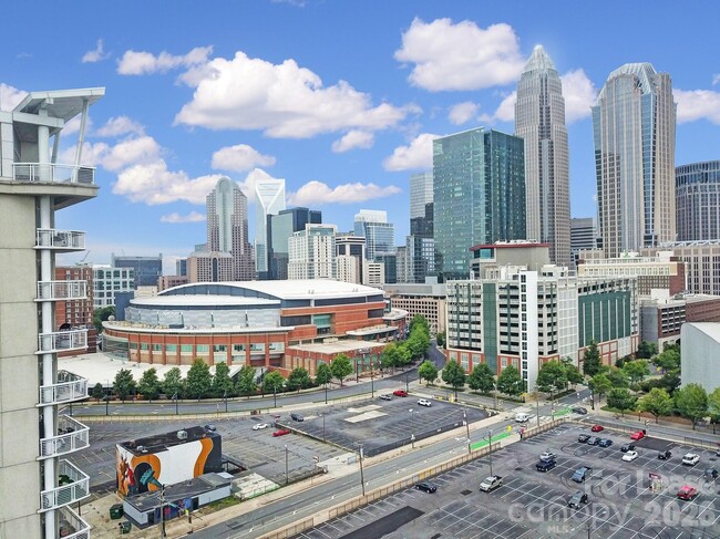 Building Photo - 505 E 6th St