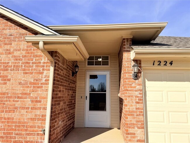 Building Photo - 1224 Capitol Dr