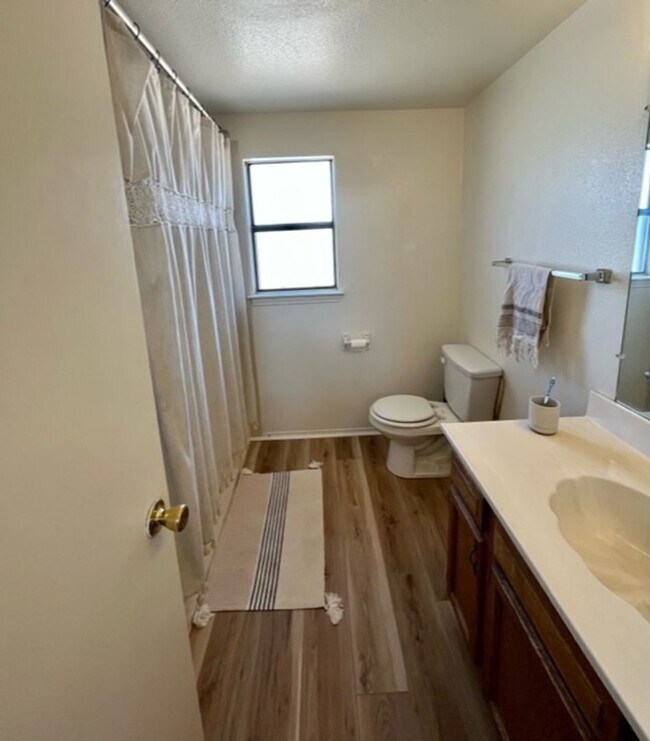 Building Photo - Great 3 bedroom 2 bath home!