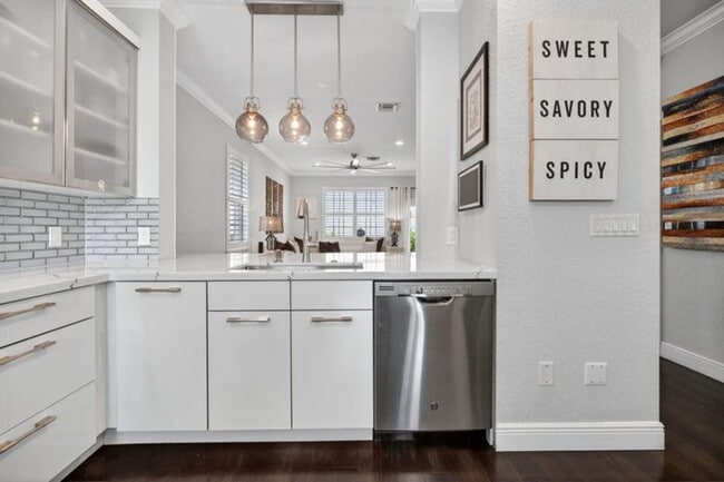 Building Photo - 203 E Thatch Palm Cir