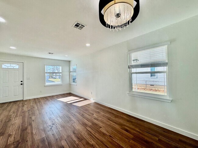 Building Photo - 809 Proctor Pl