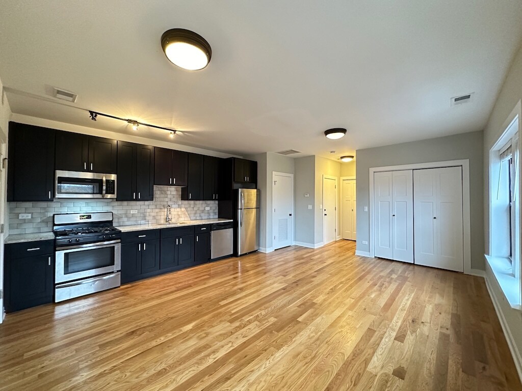 Building Photo - 2208 W Eastwood Ave