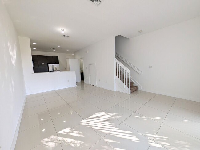 Building Photo - Gorgeous 2BR/2.5BA Townhouse in Gated Community – Lauderhill