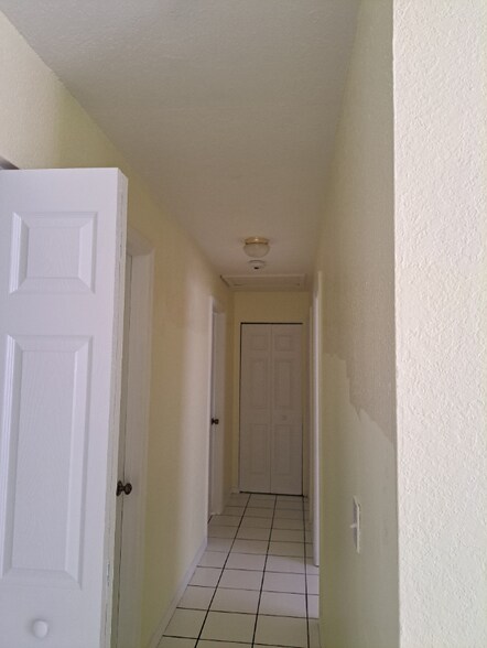 Building Photo - 1021 Oaktree Ln