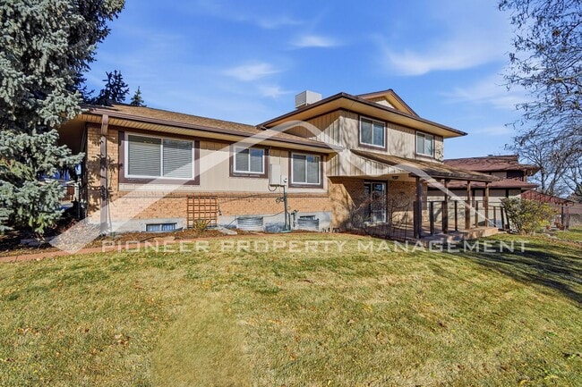 Building Photo - Spacious Home with 2 Car Garage and Centra...