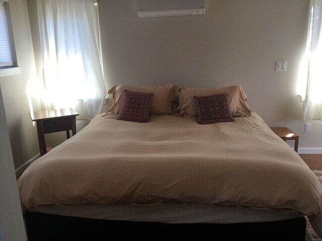 Building Photo - Custom Kenton Townhouse (Short Term)