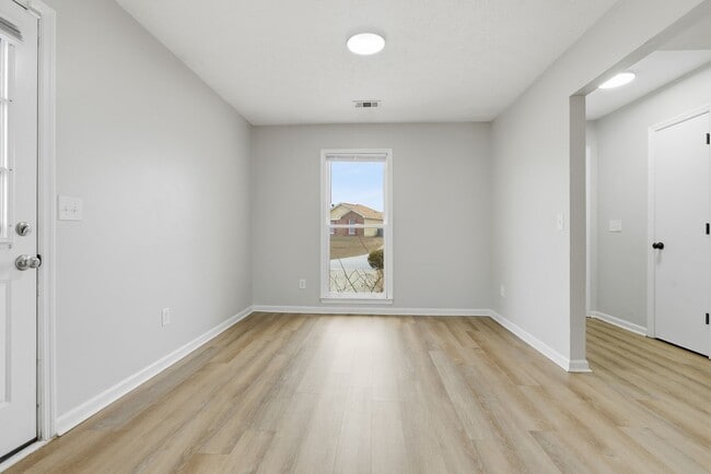 Building Photo - Updated 3BR / 2BA Home – Granite Counters & LVP