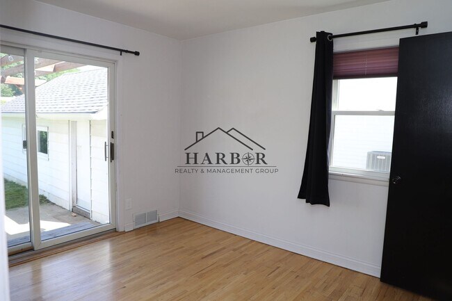 Building Photo - 406 18th Ave SW