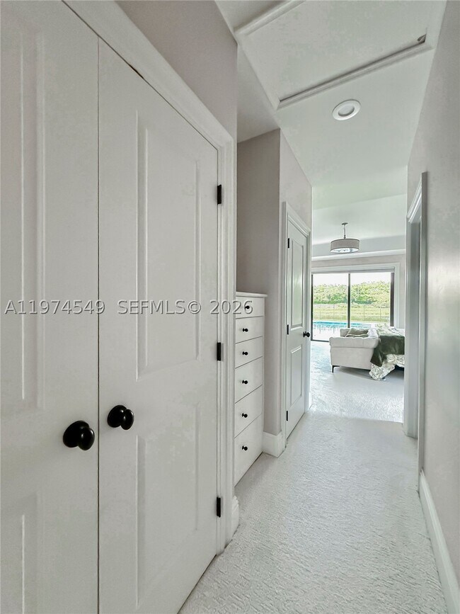 Building Photo - 400 Alexandra Cir