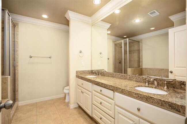 Building Photo - 2050 Palm Forest Ln