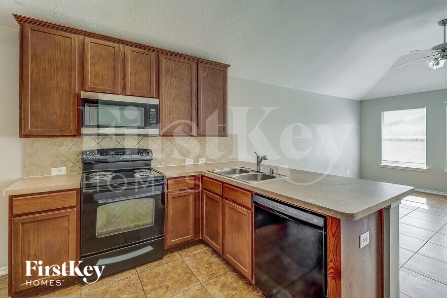 Building Photo - 1405 Silver Maple Ln