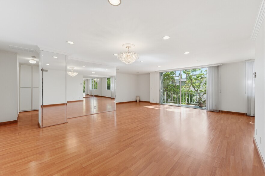 Building Photo - 100 S Doheny Dr