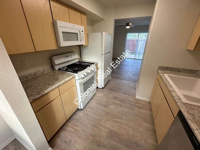 Building Photo - 4 bedroom 2 bathroom, remodeled townhouse ...