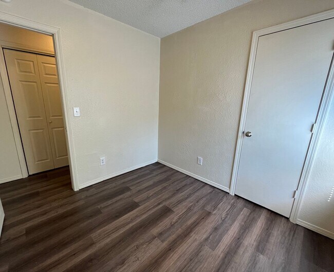 Building Photo - 3 Bedroom duplex!!