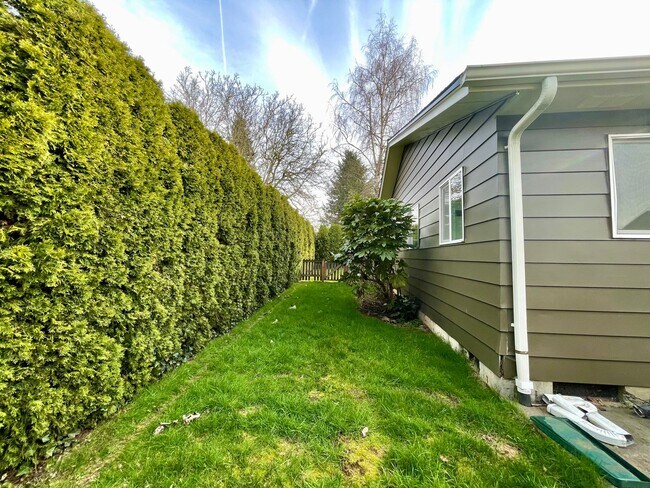 Building Photo - Gresham Duplex with Private Yard and a Single Car Garage! Gresham Station!