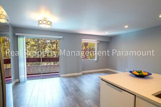 Building Photo - Spacious Condo with Relaxing Pool Views