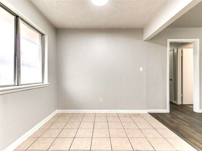 Building Photo - Super 4 Bed 1.5 Bath in the South Gate Addn in Moore, OK