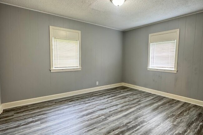 Building Photo - 1819 Lincoln Dr