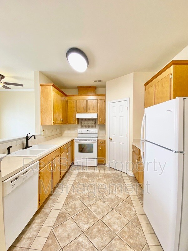 Building Photo - 1926 Algonquin Trail