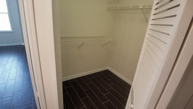 Building Photo - Beautiful Remodeled First Floor 2/2 Condo ...