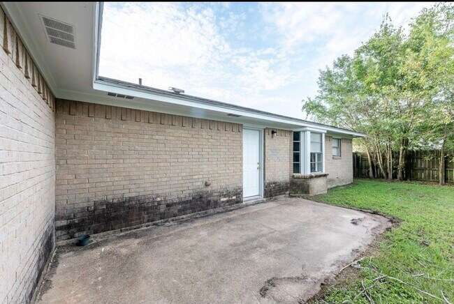 Building Photo - 1415 Holik Dr