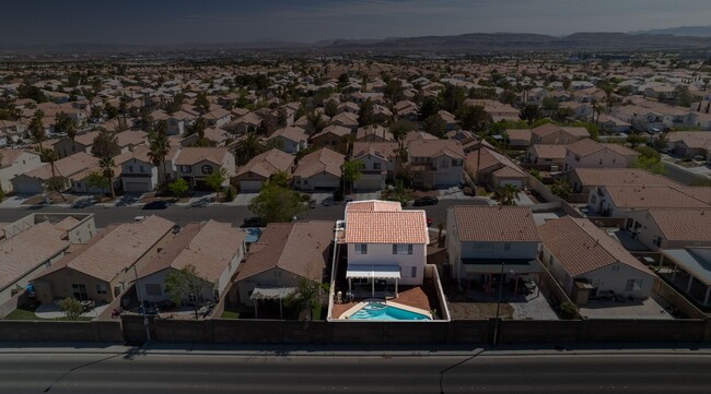 Building Photo - Beautiful home with POOL and spa located n...