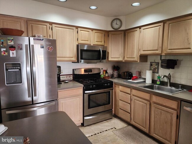 Building Photo - 922 Glackens Ln